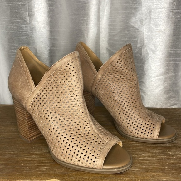 Lucky Brand Livey Women’s 9W Peep Toe Block Heel Tan Ankle Bootie - Picture 2 of 10